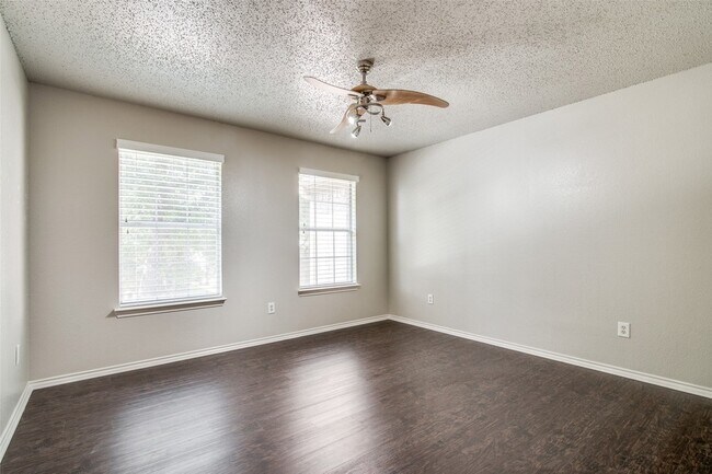 Building Photo - 1520 Eaglepoint Dr