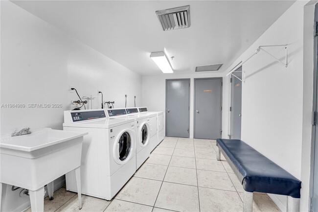 Building Photo - 919 Hillcrest Dr