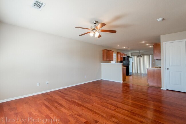Building Photo - 3 Bedroom 2 Bath Home Minutes From UofA! Fenced yard!