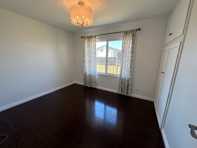 Building Photo - Beautiful Rollingwood Home