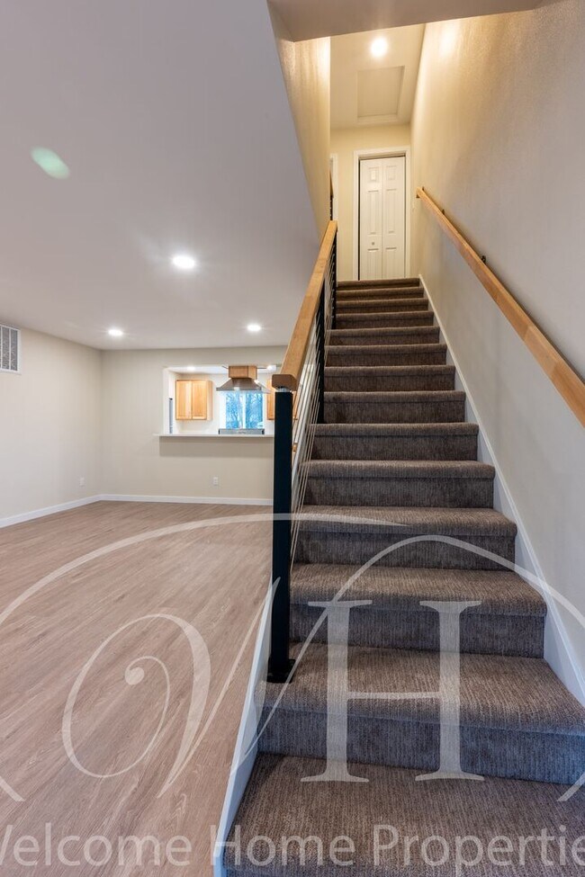 Building Photo - Spacious 2 bedroom duplex with attached garage