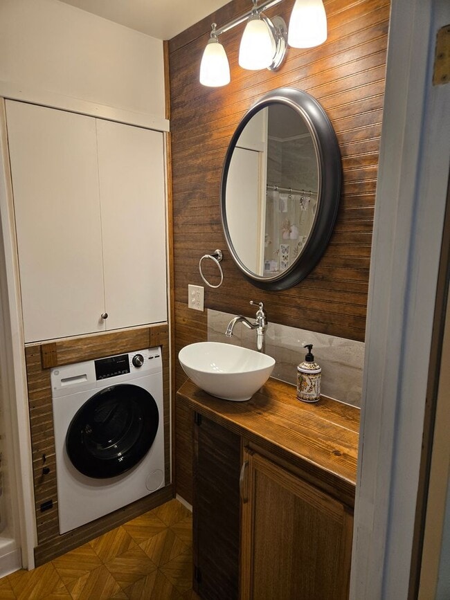 Building Photo - STATUS: AVAILABLE |R21| $1200 + $250 flat ...