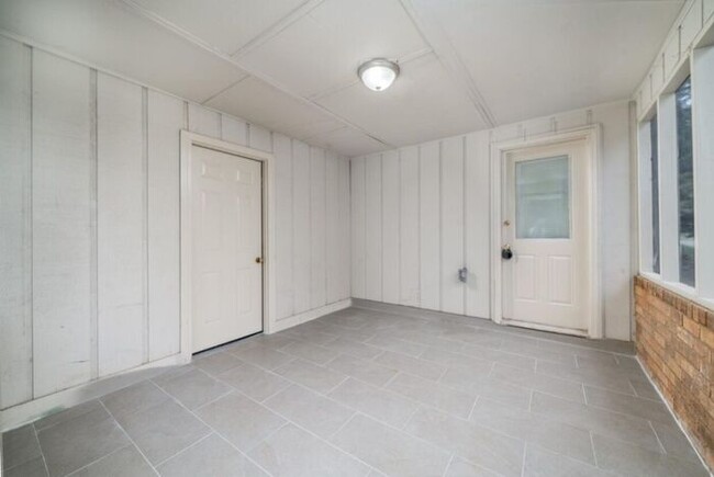 Building Photo - Now ready! Renovated 2 bedroom ranch duplex!