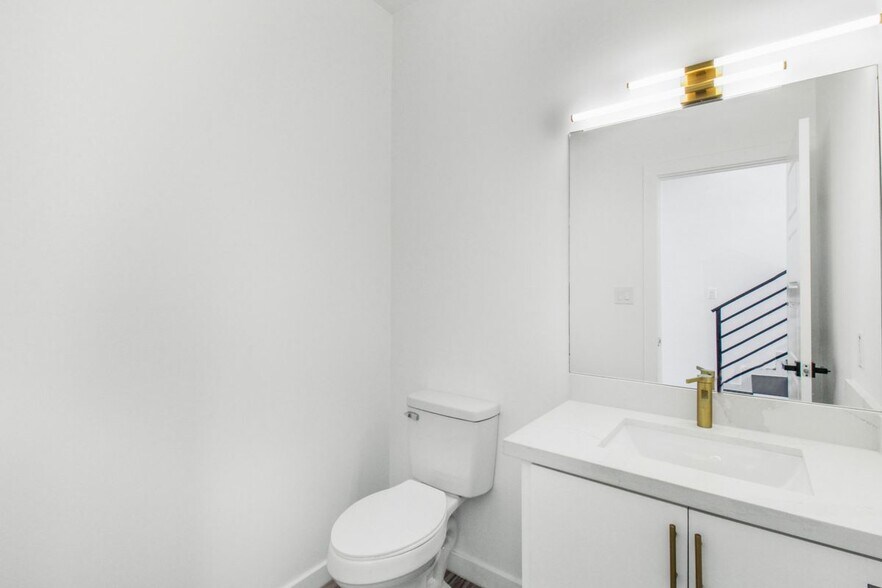 Building Photo - 706 W Seminole Ave