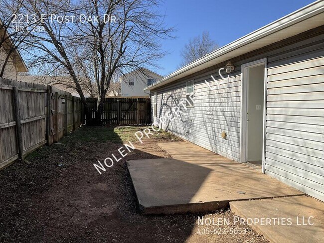 Building Photo - 2213 Post Oak Dr