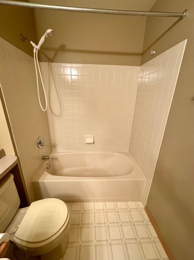 Building Photo - Gorgeous 4 bedroom with Loft and 3 car gar...