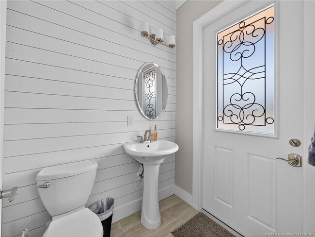 Building Photo - 724 NW Spruce Ridge Dr