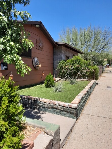 Front yard - 319 E Bailey St
