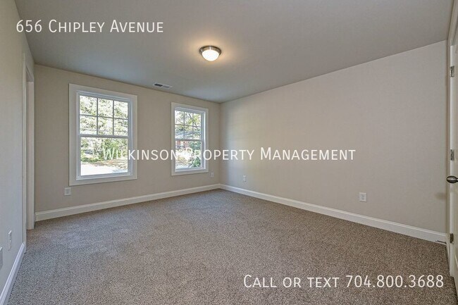 Building Photo - 3-Bedroom Townhouse with Proximity to Char...