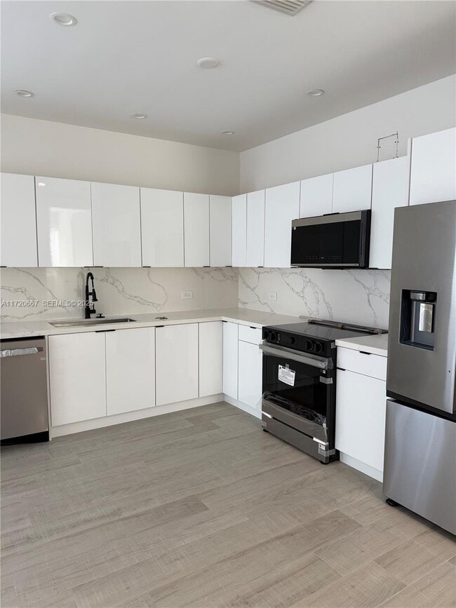 Building Photo - 210 SE 10th St