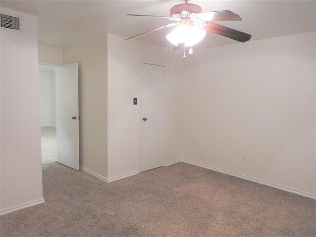 Building Photo - 12905 Woodforest Blvd