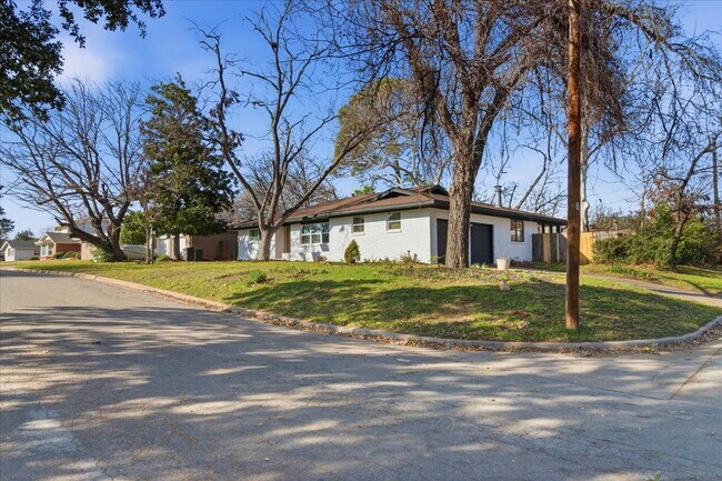Building Photo - "Spacious 3-Bed, 2-Bath Gem with 2,155 Sq. Ft. on University Drive in Arlington, TX!"