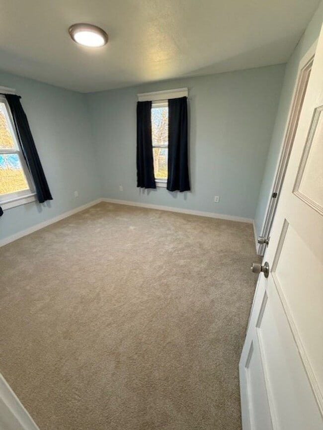 Building Photo - Beautifully Renovated 2-Bedroom Home – Mod...