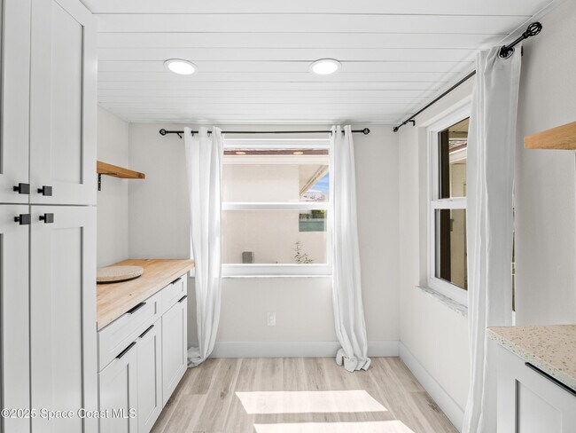 Building Photo - 290 Paradise Blvd