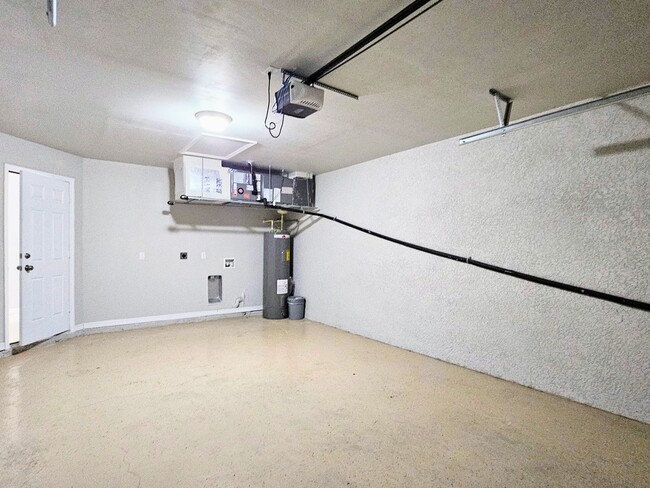 Building Photo - Like New  3 bedroom, 2bath 1 car garage