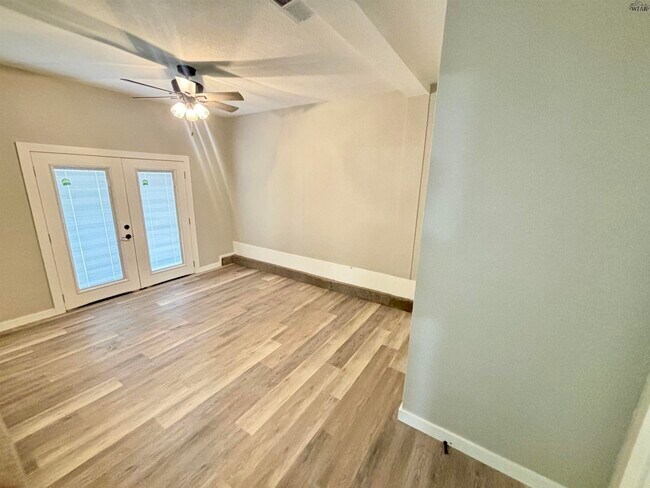 Building Photo - 305 S Louisiana Ct