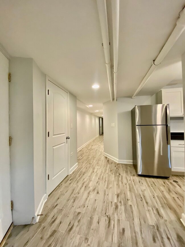 Building Photo - 1721 W Bryn Mawr Ave