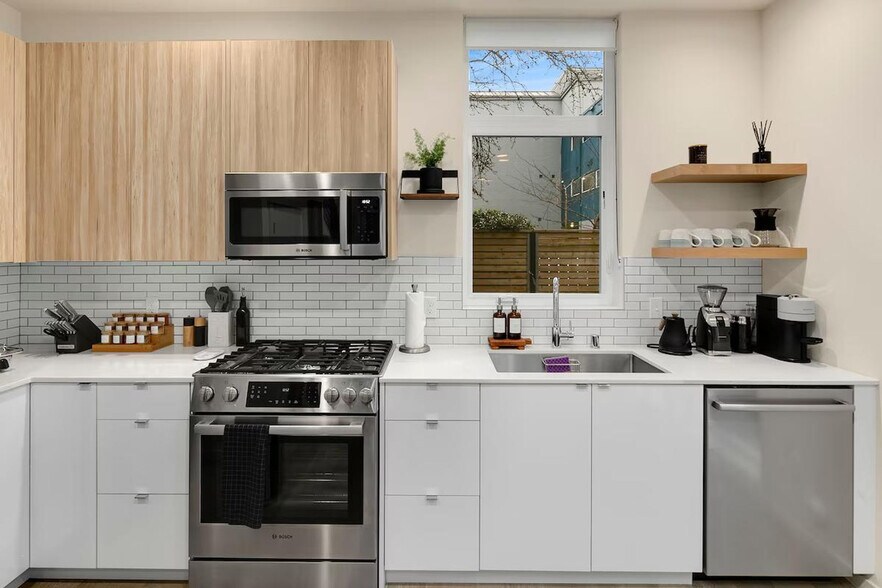 Building Photo - 319 Malden Ave E