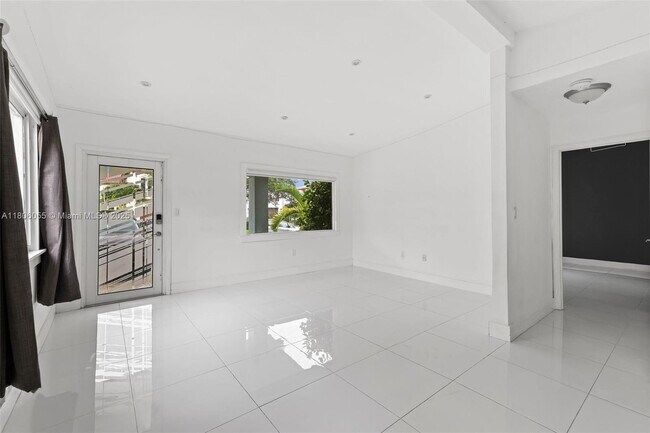 Building Photo - 6432 SW 33rd St
