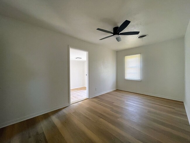 Building Photo - Modern Comfort Meets Classic Charm – Fresh-Renovated 3-Bed Home in Lamesa