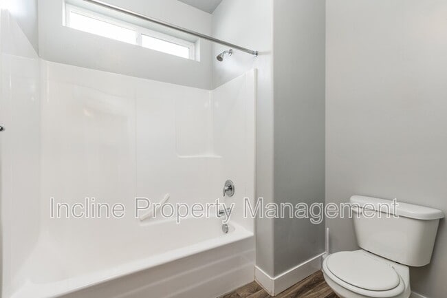 Building Photo - 654 N Emery Ave