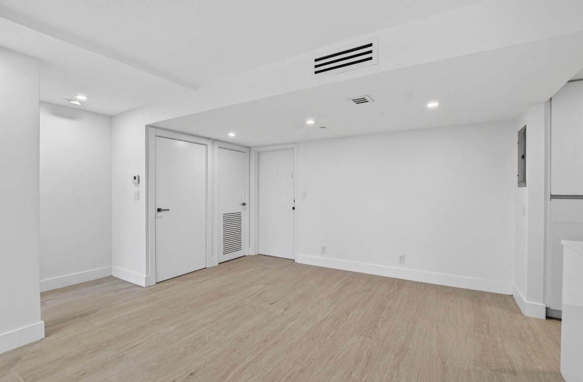 Building Photo - 7835 Lakeside Blvd