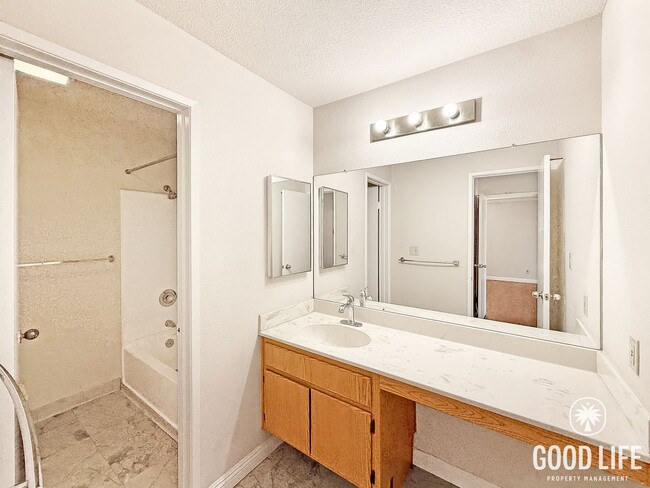 Building Photo - Modern Second-Story 2B/2BA in the Heart of San Diego with Resort-Style Amenities.