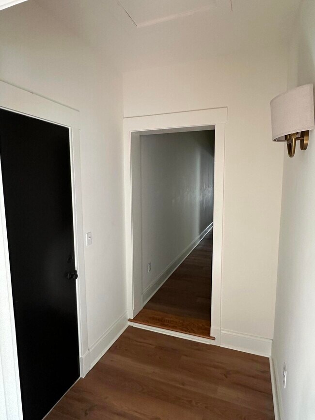 Building Photo - 307 W Main St