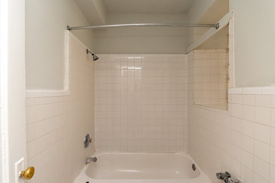 Building Photo - 430 W Roscoe St