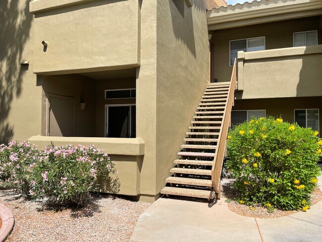Building Photo - Stunning 3 Bedroom Condo In Scottsdale!