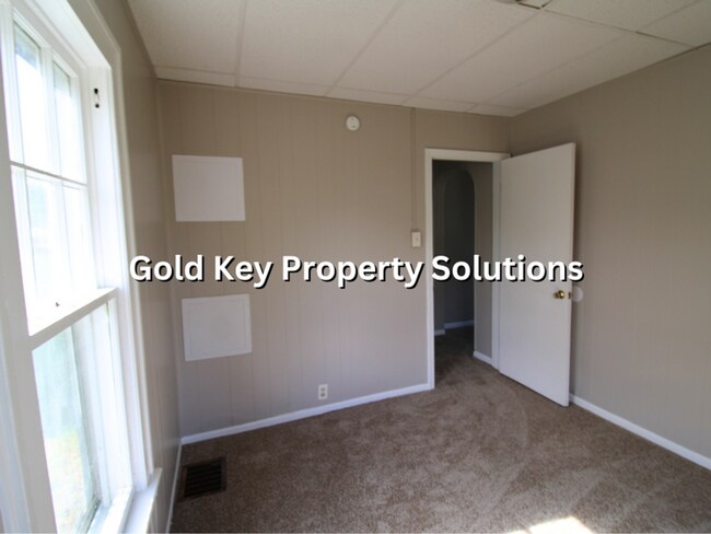 Building Photo - 2 BR 1 BA House with All New Carpet and Pa...