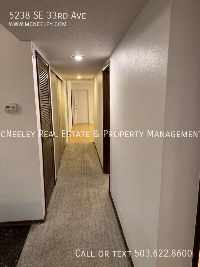 Building Photo - 5238 SE 33rd Ave