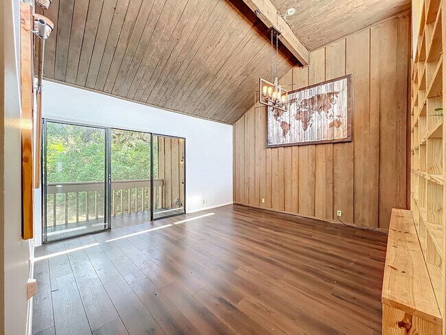 Building Photo - 233 Crown Oaks Way