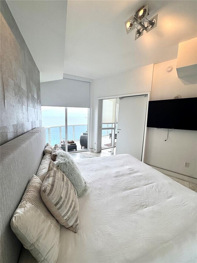 Building Photo - 16001 Collins Ave