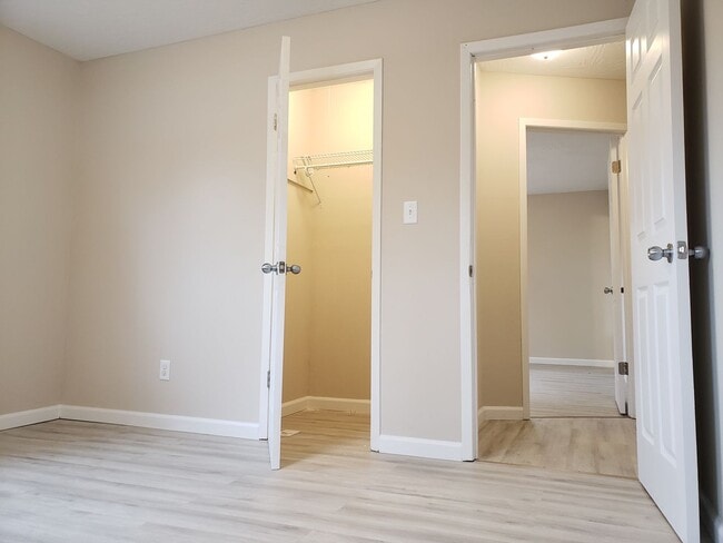 Building Photo - SPACIOUS 3 BEDROOM 2 BATH AVAILABLE NOW!!