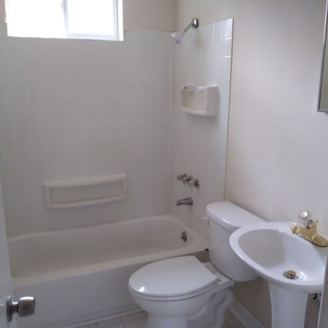 Building Photo - Chapel Hill / 3BR House on S Graham St AVA...