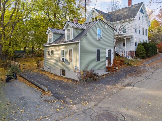 Building Photo - 78 Morning St