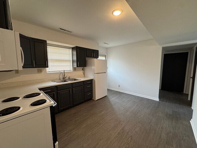 Building Photo - 560 NE Park Ln