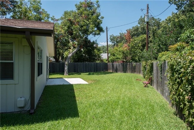 Building Photo - 2902 Silverleaf Dr