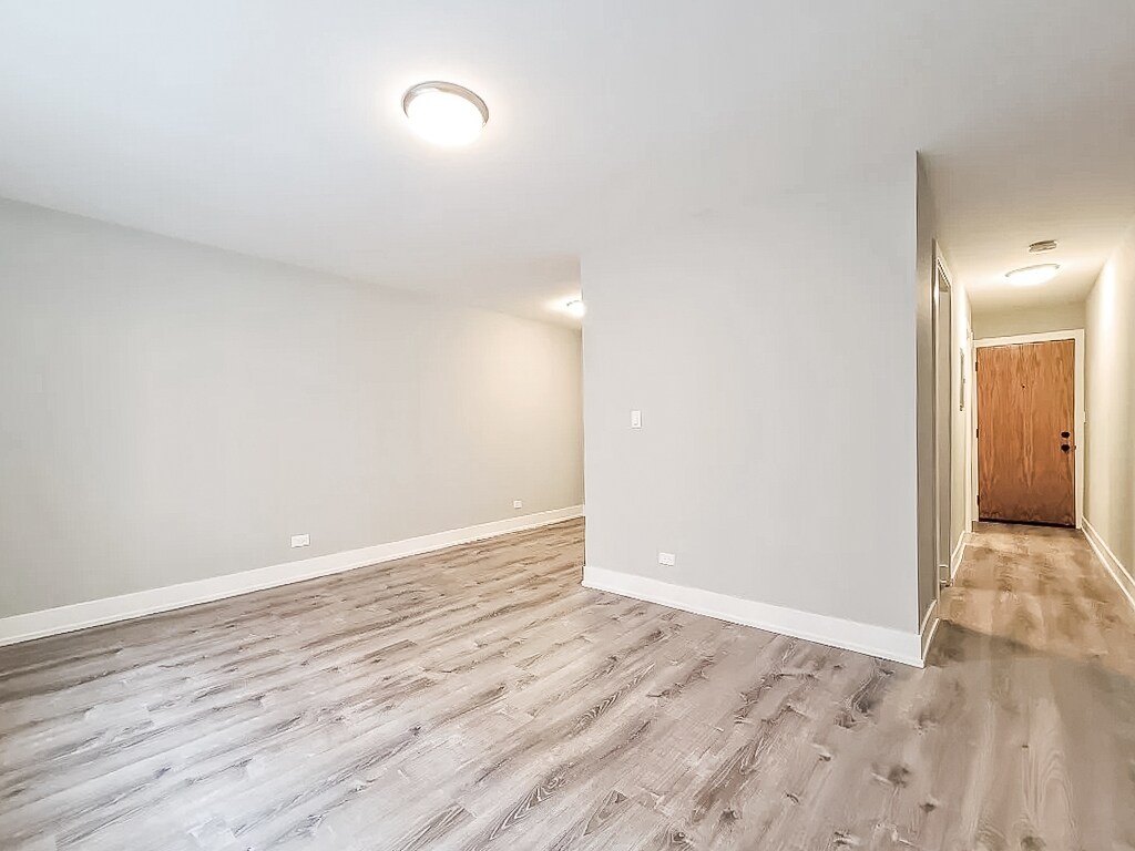 Building Photo - 525 W Surf St