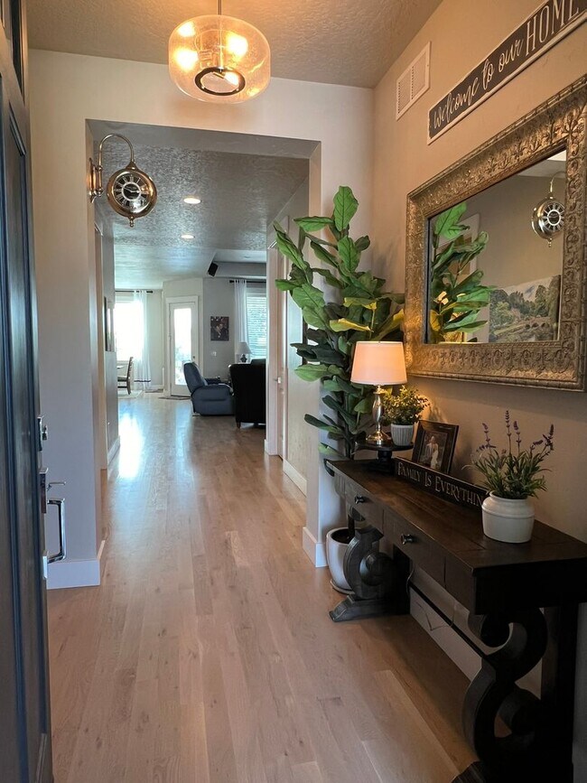 Building Photo - Beautiful custom built home with 4 bed 3.5...