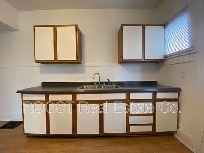 Building Photo - 1725 N Limestone St