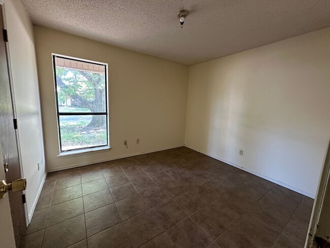Building Photo - Introducing a charming 3-bedroom, 1.5 bath...