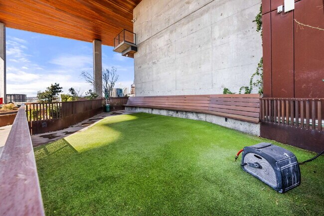 Building Photo - 70 Rainey St