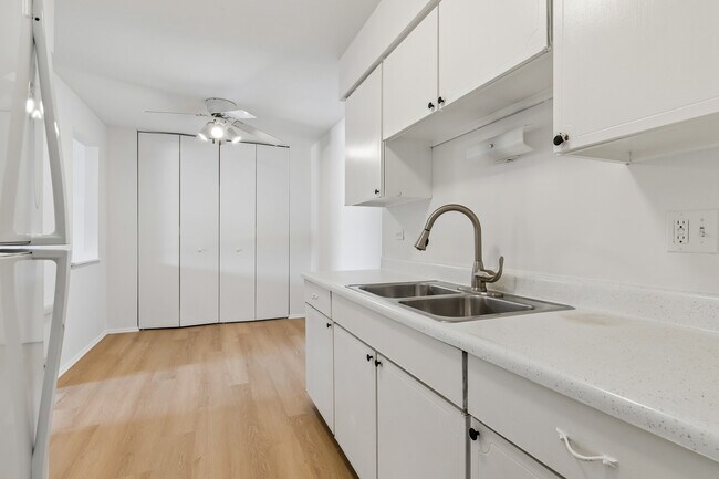 Building Photo - 2424 E Oakton St