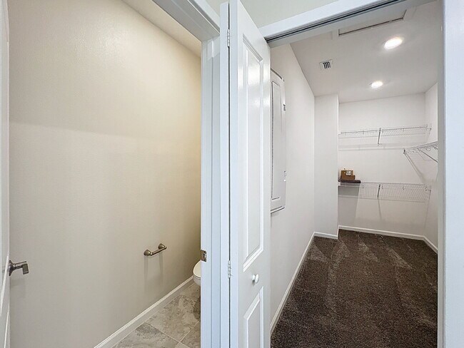 Building Photo - Available Now!  Charming 3-Bedroom Townhou...