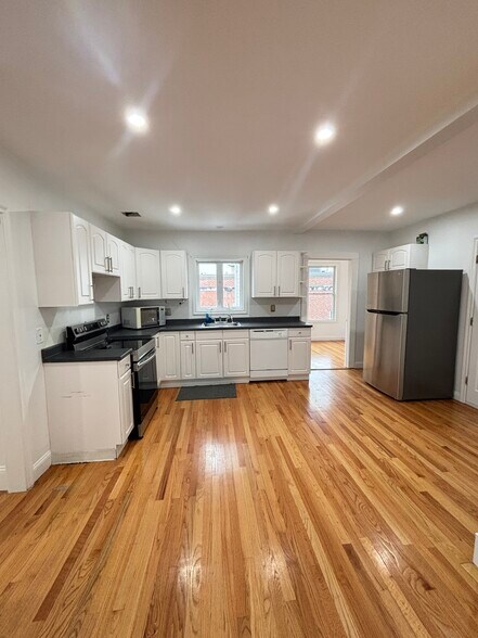 Building Photo - 554 Main St