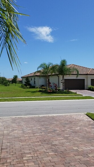 Building Photo - 12604 Garibaldi Ln