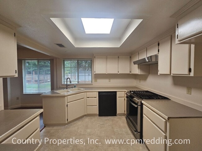 Building Photo - Spacious Home in Saratoga Estates with Lan...