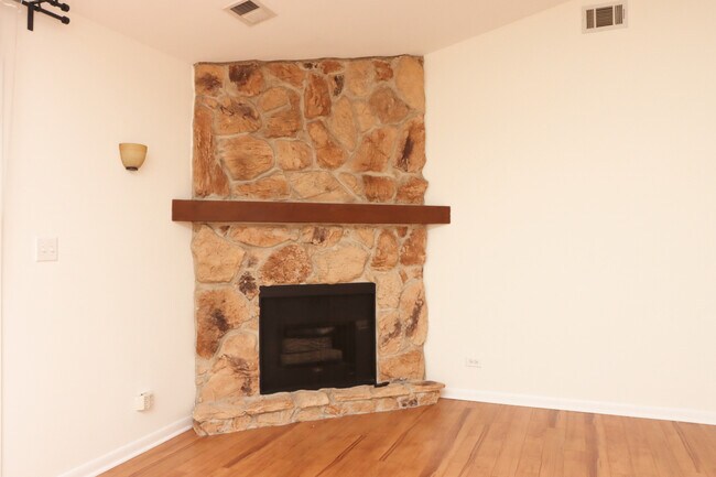 Building Photo - 1735 Chesapeake Ln
